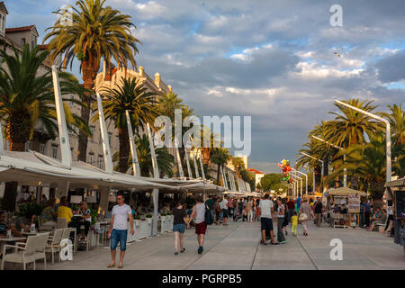 Abendsonne auf Obala Hrvatskog narodnog Preporoda, im Volksmund als Riva, der Esplanade von Split, Kroatien bekannt Stockfoto