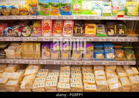 Kaliningrad, Russland - 25. August 2018: Käse in den Regalen der lokalen russischen Supermarkt. Stockfoto
