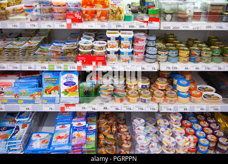 Kaliningrad, Russland - 25. August 2018: Meeresfrüchte auf Regalen der lokalen russischen Supermarkt. Stockfoto