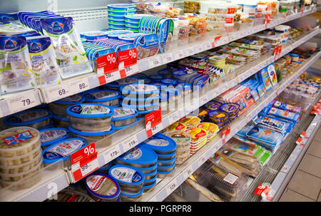 Kaliningrad, Russland - 25. August 2018: Meeresfrüchte auf Regalen der lokalen russischen Supermarkt. Stockfoto