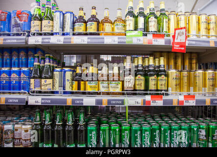 Kaliningrad, Russland - 25. August 2018: die Regale der Supermarkt mit Bier. Stockfoto