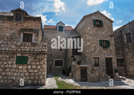 Alte Häuser rund um den Hof, im Schutz der befestigten Bishop's Palace, Kaštel Sućurac, Split-dalmatien, Kroatien gebaut Stockfoto