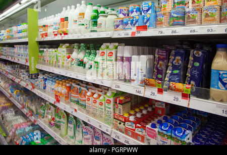 Kaliningrad, Russland - 25. August 2018: Milch Produkte in den Regalen der lokalen russischen Supermarkt. Stockfoto