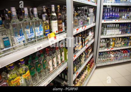 Kaliningrad, Russland - 25. August 2018: Der Supermarkt Regale mit alkoholischen Getränken. Stockfoto