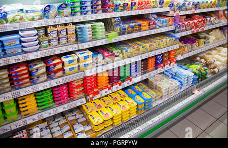 Kaliningrad, Russland - 25. August 2018: Käse in den Regalen der lokalen russischen Supermarkt. Stockfoto