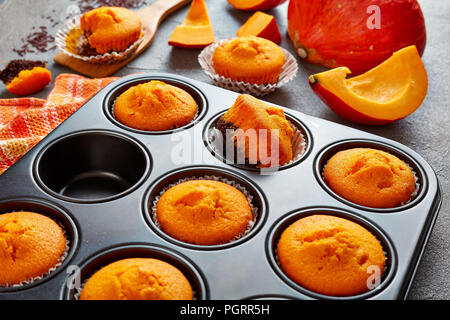 Köstlich süßen brownie Kürbis Muffins frisch gebackene für Halloween Party. Zutaten auf einer konkreten Tabelle, Ansicht von oben Stockfoto