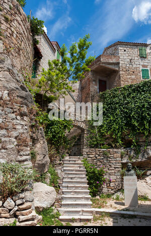 Alte Häuser rund um den Hof, im Schutz der befestigten Bishop's Palace, Kaštel Sućurac, Split-dalmatien, Kroatien gebaut Stockfoto