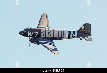 MONROE, NC - November 11, 2017: EIN C-47 Transportflugzeug während des Warbirds über Monroe Air Show in Monroe, NC. Stockfoto