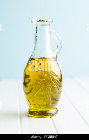 Das Olivenöl in der Flasche. Stockfoto