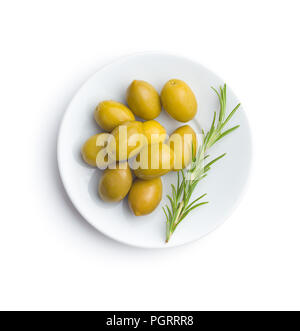 Grüne Oliven und Rosmarin Zweig auf weißem Hintergrund. Stockfoto