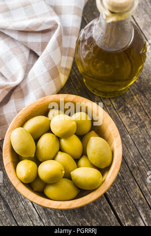 Die grünen Oliven in Holzschale. Stockfoto