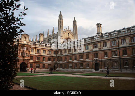 Alte Hofhaltung, Clare College und King's College Chapel jenseits: Cambridge, England, Großbritannien Stockfoto