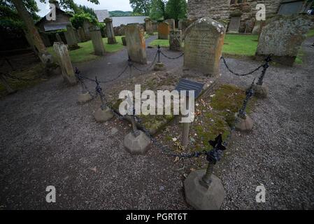 Grabstein und Grab von William Burns, Vater des berühmten schottischen Dichters Robert Burns, auf dem Auld Kirk Cemetery, Alloway, Ayr, Ayrshire, Schottland, VEREINIGTES KÖNIGREICH Stockfoto