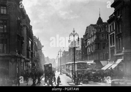 Mit Blick auf die Oxford Street in London in den 1930er Jahren. Stockfoto