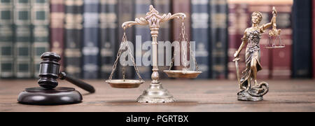 Recht und Gerechtigkeit, Rechtmäßigkeit Konzept, Lady Gerechtigkeit, Waage der Gerechtigkeit und Richter Hammer auf einer hölzernen Hintergrund, Juristische Bibliothek Konzept. Stockfoto