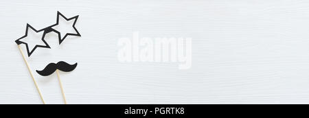 Ansicht von oben Bild von funny Photo Booth Requisiten für die Partei über weißen Hintergrund. Stockfoto