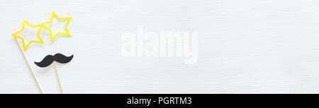 Ansicht von oben Bild von funny Photo Booth Requisiten für die Partei über weißen Hintergrund. Stockfoto