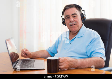 Ältere Menschen hören von Musik über Kopfhörer Stockfoto