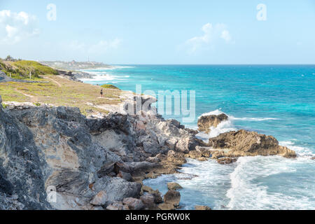 Ein Mann in der Nähe von einem Ozean - Seite Klippe auf der Isla Mujeres. Stockfoto