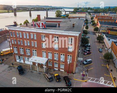 Eine Luftaufnahme unten Hauptstraße in Point Pleasant, West Virginia mit der historischen Lowe Hotel in volle Ansicht. Stockfoto