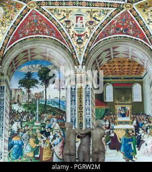 Von innen Dom von Siena, in der Toskana, Italien. Auf die Wände und die Decke der Kathedrale schöne farbige Kunst und Mosaiken und Skulpturen. Dom Stockfoto