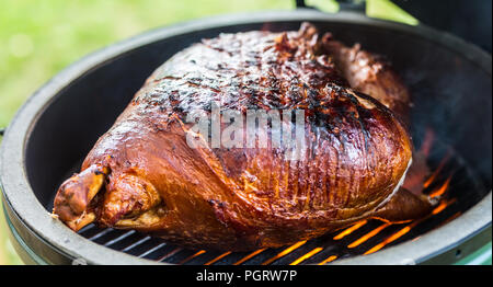 Gegrillte und geräucherte Schweinefleisch Oberschenkel auf professionellen Grill. Grillen Prager Schinken auf den Garten. Stockfoto