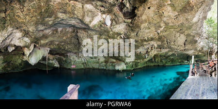 Eine der Höhlen Eingänge zu Dos Ojos cenote in der Nähe von Tulum, Mexiko. Stockfoto