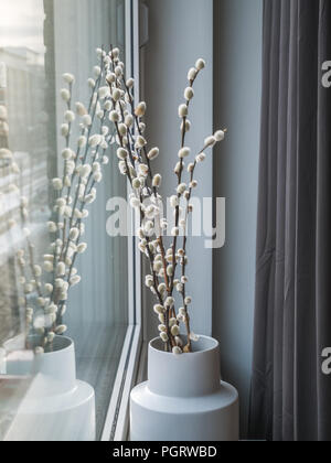 White Willow Äste oder Zweige in einem grauen Vase in der Nähe eines Fensters zu Hause. Skandinavisches Design. Stockfoto