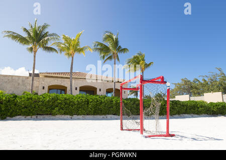 Sandstrand mit einem torpfosten und Palmen im Hintergrund. Stockfoto
