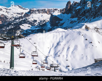 Steile Sessellift auf die Skipiste. Canazei, Alpen, Italien. Stockfoto