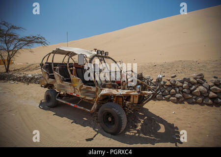 Jeep in die Wüste. Ica, Peru Stockfoto