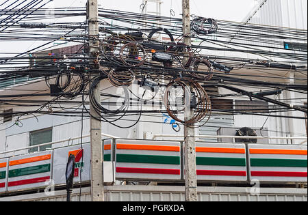 Elektrische Leitungen in Bangkok, Thailand Stockfoto