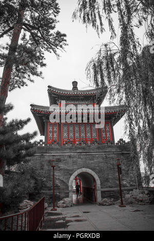 Beihai Park ist einen Kaiserlichen Garten im Nordwesten der Verbotenen Stadt in Peking. der Schwarz-Weiß-Fotografie. Stockfoto