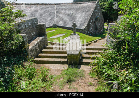 Sarg Rest oder Stein auf St Levan's Kirche, St Levan ist eine Kirche in der Kirche von England im St Levan, Cornwall, England, Großbritannien Stockfoto