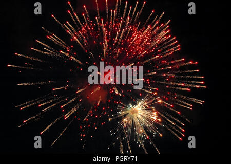 Erstaunlich rot-weiß Feuerwerk auf dunklem Hintergrund Stockfoto