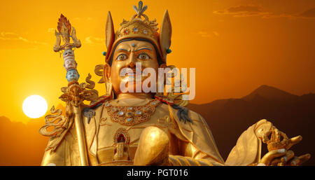 Gold-Guru Rinpoche-Statue steht in Kathmandu. Nepal Stockfoto
