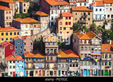 Typische Häuser in Porto auf einer Klippe, Ansicht von Vila Nova de Gaia, Porto, Portugal. Stockfoto