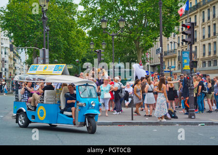 Leute, die vor der Moulin Rouge, Place Blanche, Pigalle, Paris, Frankreich Stockfoto