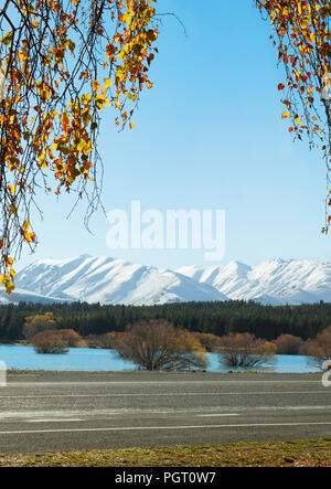 Die Straße entlang dem Lake Tekapo im Herbst, Canterbury, Neuseeland Stockfoto