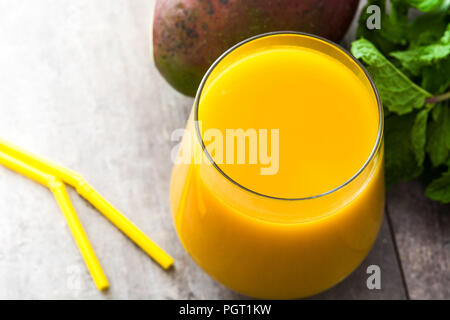 Mango Lassi Dessert. Traditionelle indische Drink auf Holztisch. Copyspace Stockfoto