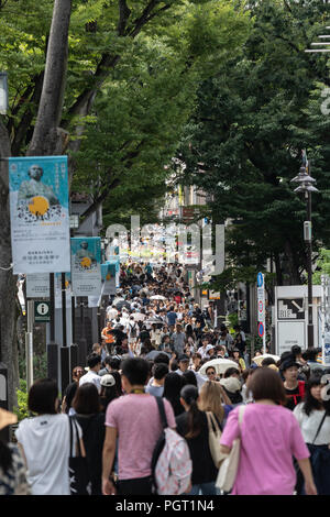 Tokio Ansässige und Touristen Menge Omotesando, dem Shopping Avenue auf der Stadt Shinjuku Station. Stockfoto