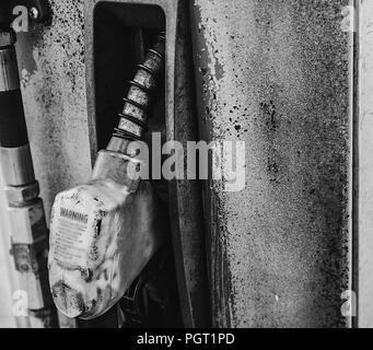 Eine alte rostige Kraftstoffpumpe an einer verlassenen Tankstelle Stockfoto