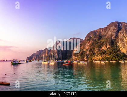 Digitale Malerei von Sonnenuntergang Himmel und Insel mit Farbe im Wasser spiegelt. Stockfoto