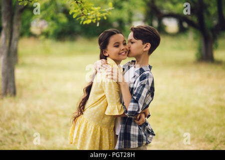 Kleiner Junge Mädchen küssen. Stockfoto