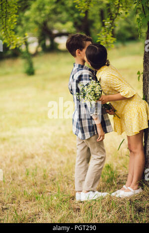 Kleines Mädchen küssen Junge. Stockfoto