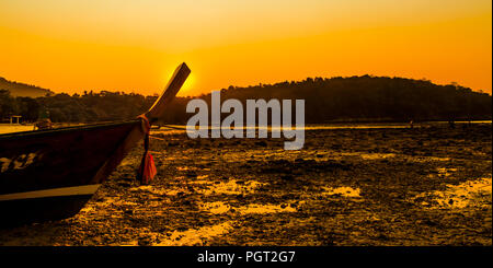 Golden lange Boot Afterglow: Sonne ist von der Bug eines lange Boot, die während der Ebbe in Raya Island Strände gesperrt ist. Stockfoto