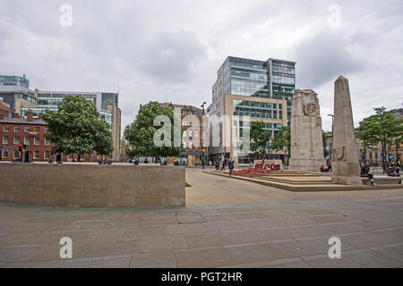 Manchester war Memorial Kenotaph im St Peters Square Manchester England entworfen von Sir Edward Luytens errichtet 1924 verschoben Website in 2014 zu präsentieren. Stockfoto