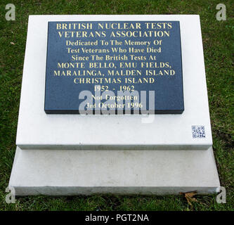 Gedenktafel am Fuß der kenotaph von Manchester England war Memorial British liest Atomtests Veterans Association engagierten Veteranen zu testen Stockfoto