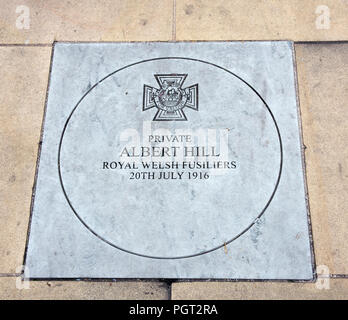 Gedenktafel am Fuß von Manchester England war Memorial, Victoria Cross ausgezeichnet Private Albert Hill Royal Welsh Fusiliers Juli 1916 20. Stockfoto