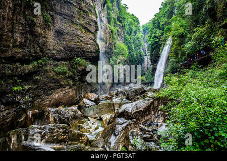 Enshi Mufu Grand Canyon Landschaft mit Wasserfall und Pathway in Hubei China Stockfoto